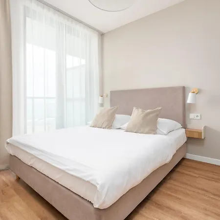 Jantaris - アパート ミエルノ